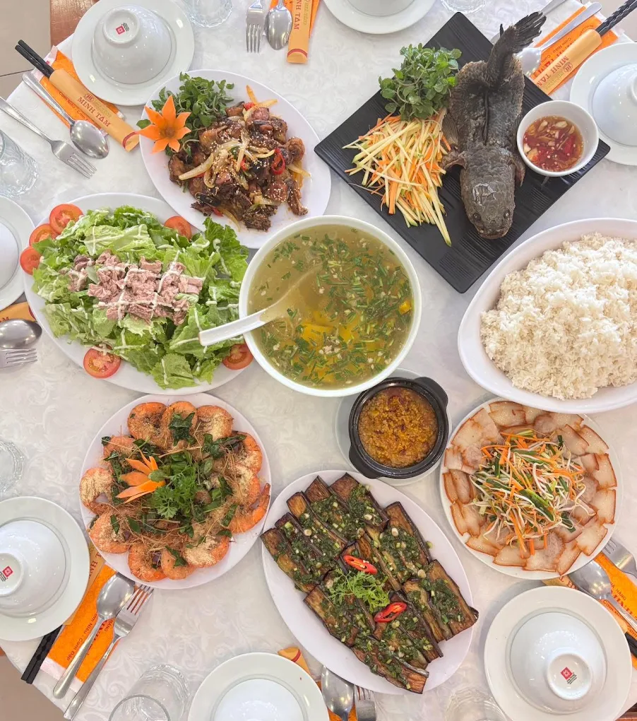 Bàn tiệc gia đình tại Nhà Hàng Minh Tâm