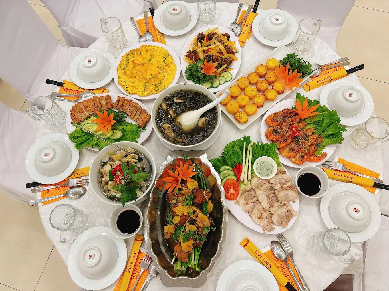 Không gian và món ngon tại Nhà Hàng Minh Tâm
